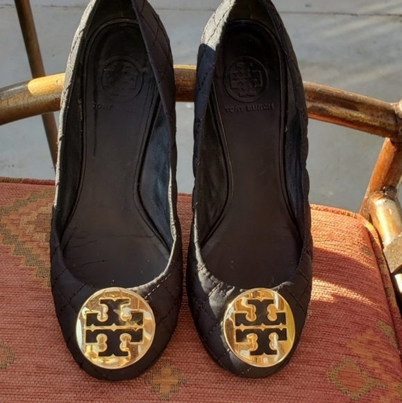 Tory Burch Quinn Black Quilted‎ Ballet Flats Shoes Gold Medallion - Picture 2 of 9